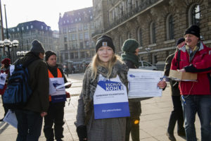 Foto Auftakt Unterschriftensammlung Aktive klar zum Unterschriftensammeln 21.2.218