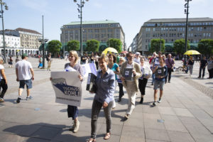 Foto Weg ins Rathaus Übergabe 22.494 Unterschriften Tschüss Kohle 8.6.2018 (c) Daniel Müller